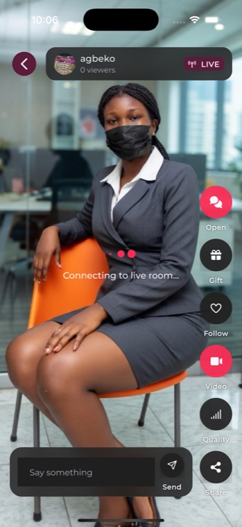 Tondo live stream room with chat input and creator actions